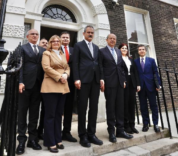 Bakan Özer, İngiltere’de KKTC Cumhurbaşkanı Tatar ile görüştü
