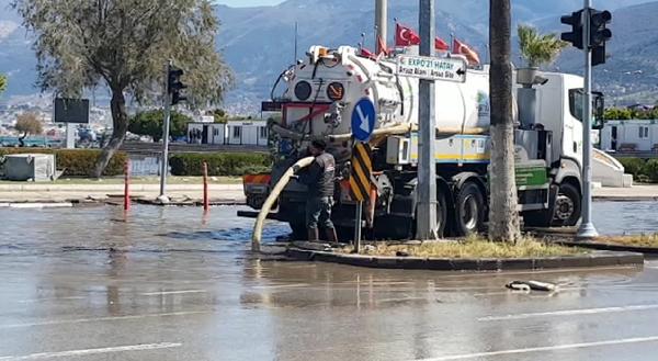 Denizin taştığı İskenderun sahil kesiminde, su tahliye işlemi sürüyor