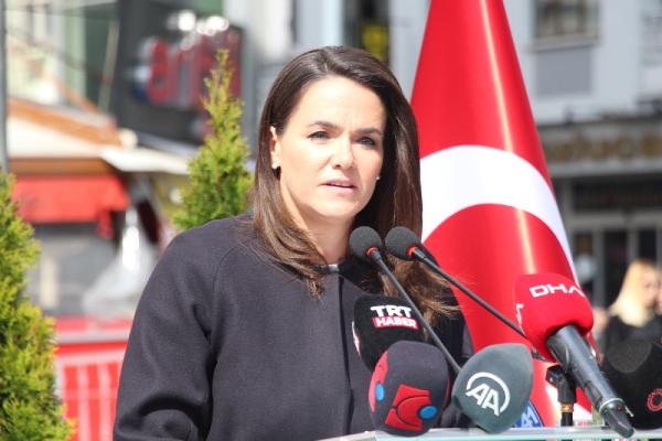 Macaristan Cumhurbaşkanı Novak, arama kurtarma köpeği Mancs’ın heykelinin açılışına katıldı