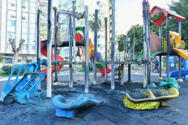 Parktaki çocuk oyun gruplarını yaktılar