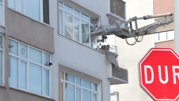 Bahçelievler'de kolonları patlayan binanın yıkımı devam ediyor