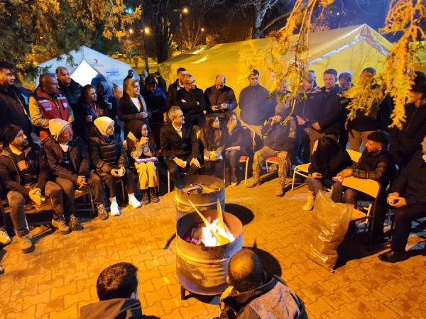 Bakan Özer, depremzede öğrencilerle buluştu