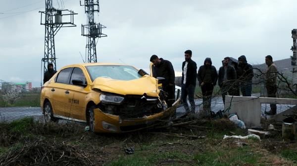 Bingöl’de taksi ile kamyonet çarpıştı: 5 yaralı