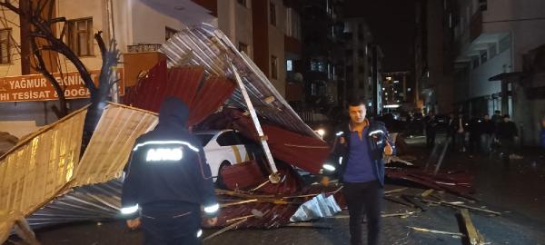 Bitlis'te fırtınada binaların çatıları uçtu, park halindeki araçlar hasar gördü