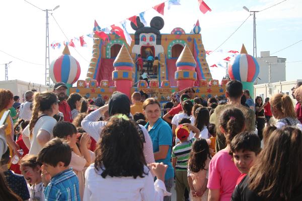 Depremzede çocuklar, Üsküdar Belediyesi'nin düzenlediği 23 Nisan etkinliğinde eğlendi