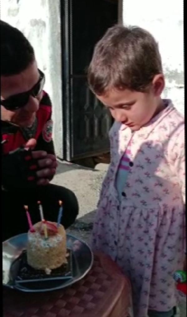 Depremzede Emine’nin 3’üncü yaşını yunus polisleri kutladı