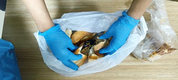 Dilencinin topladığı paralar ekmek arasından çıktı