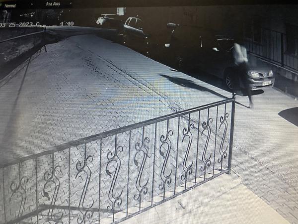 Gabonlu kızın, çıplak ayak sokakta koşarken son görüntüleri ortaya çıktı