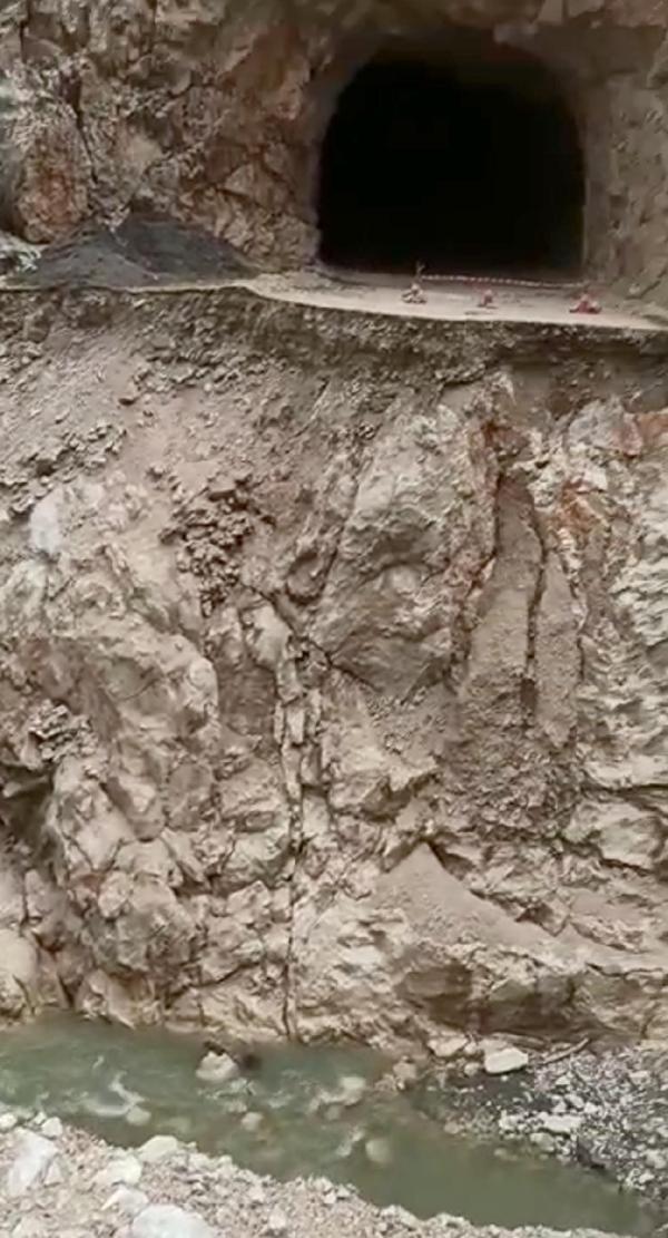 Kemaliye'de yağışlarda çökme meydana gelen taş yolda ulaşım sağlanamıyor