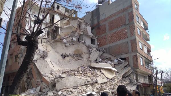 Kilis'te depremde ağır hasar gören 6 katlı bina çöktü (1)