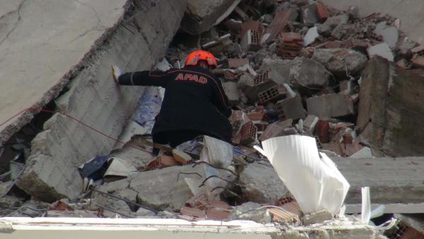 Kilis'te depremde ağır hasar gören 6 katlı bina çöktü (2)