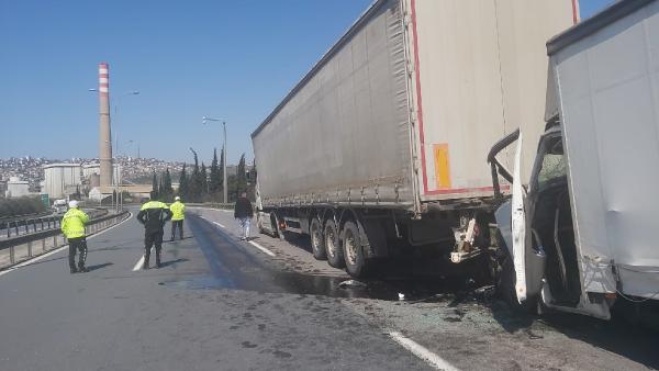 Lastiği patlayan TIR'a çarpan kamyonetin sürücüsü yaralandı