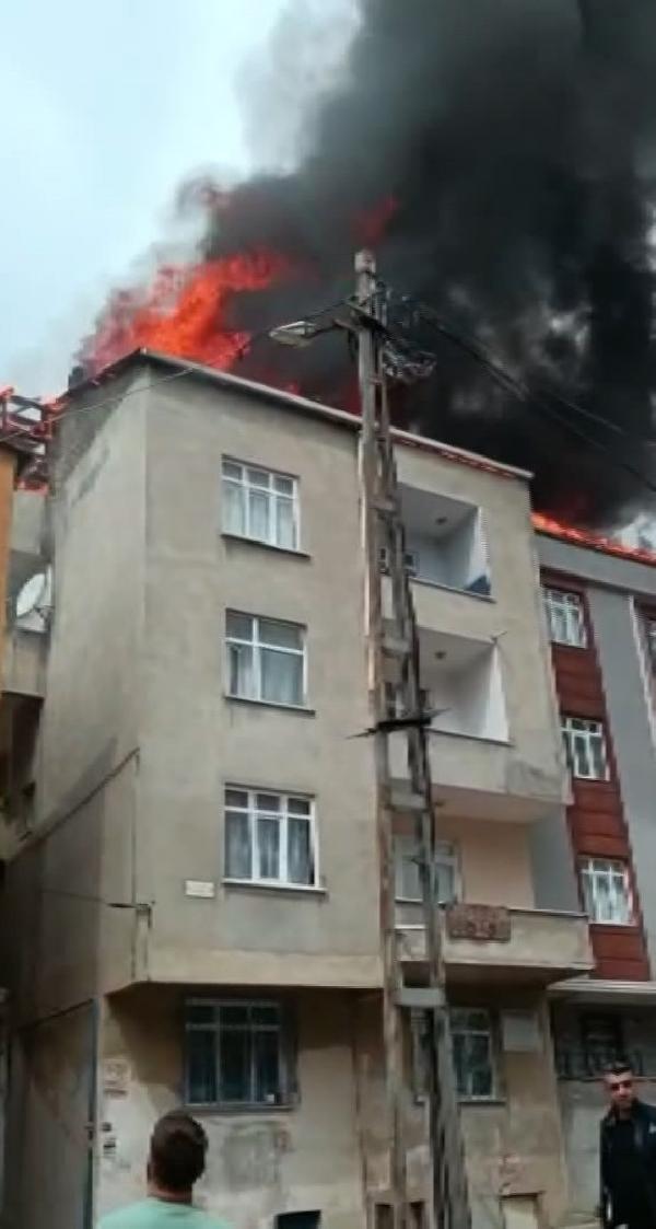 Pendik'te 3 katlı 2 binanın çatısı alev alev yandı