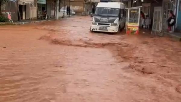 Şanlıurfa'da sağanak; 4 ilçede cadde ve sokaklar suyla doldu