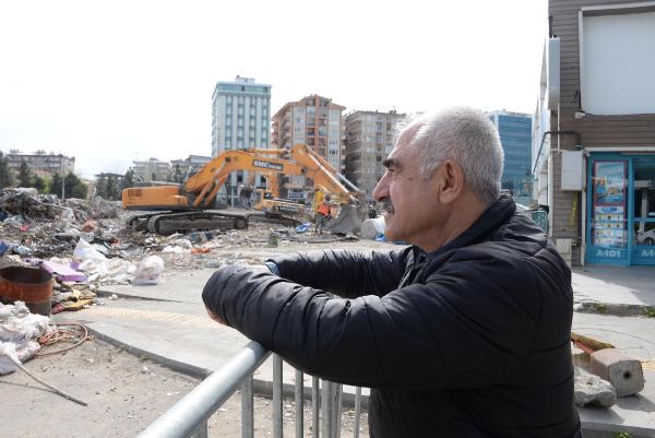 Yıkılan Galeria Sitesi'nin enkazında 56 yıllık emeğinden kalanları bekliyor