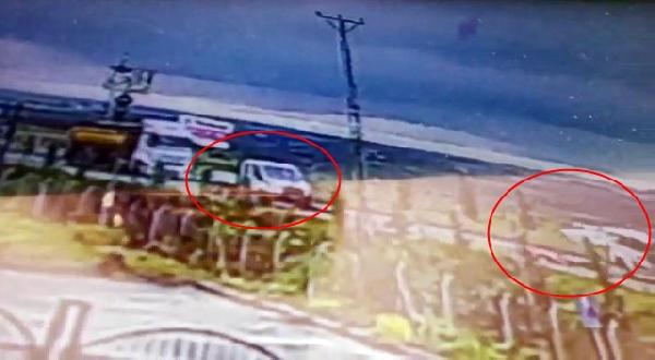 Yol çalışması yapan işçilere hafif ticari araç çarptı: 3 ölü, 1 yaralı (3)