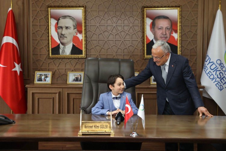 Koltuğunu minik depremzede Kağan’a teslim etti