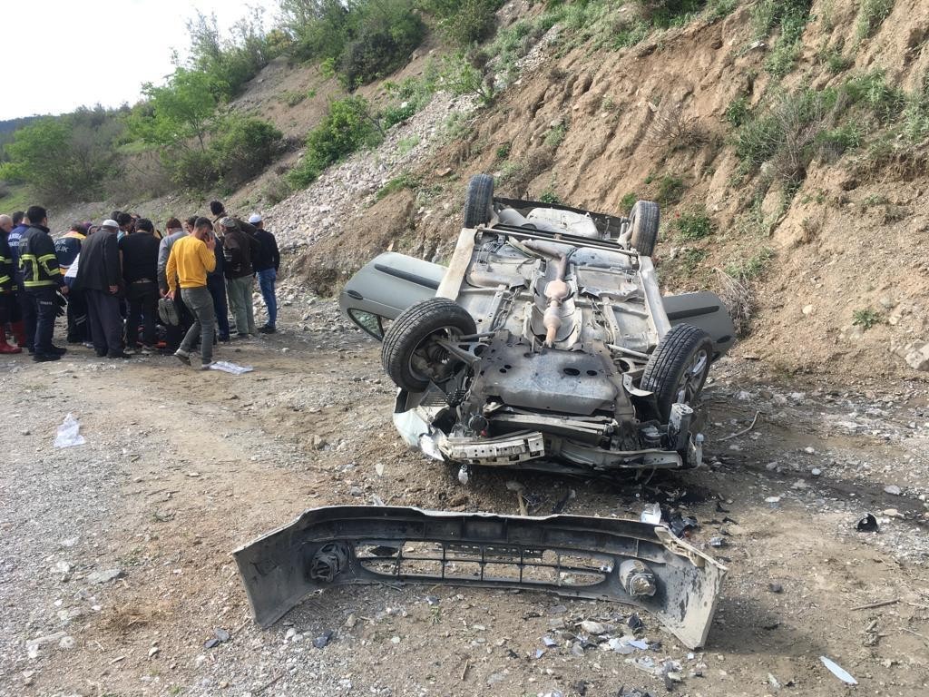 Dere yatağına devrilen otomobildeki iki kişi yaralandı