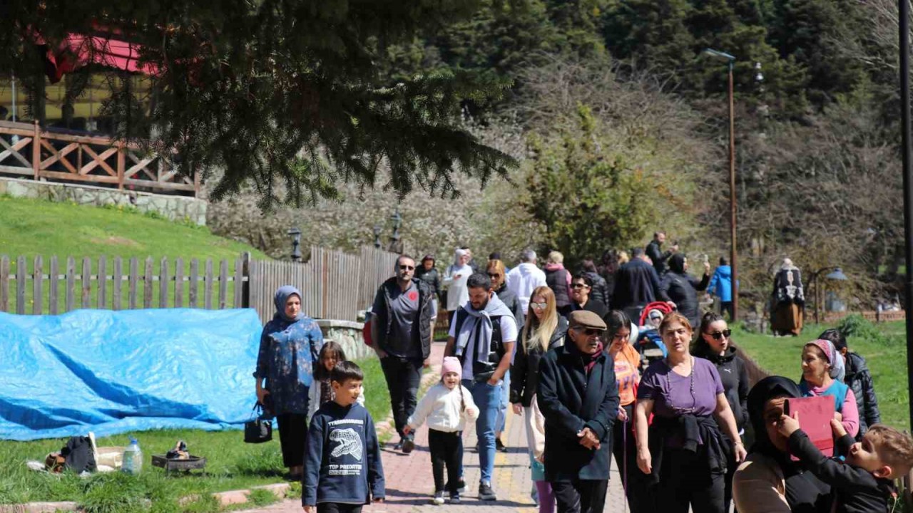 Ramazan Bayramı’nın ikinci gününde tatilciler Gölcük Tabiat Parkı’na akın etti