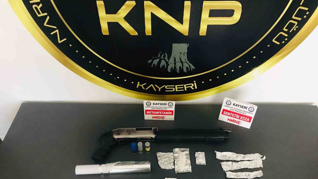 Zehir tacirleri polisten kaçamadı