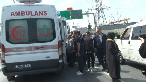 Arnavutköy'de çöp kamyonu ile servis aracı çarpıştı: 9 yaralı