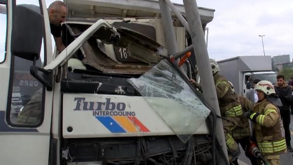 Bakırköy'de bariyerleri aşan kamyon tabela direğine çarptı : 1 yaralı 