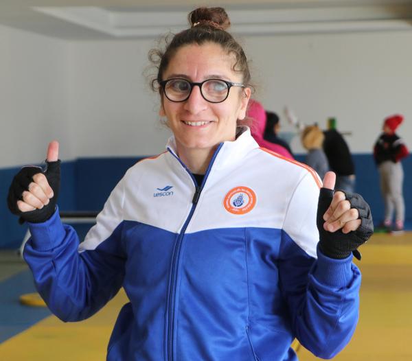 Görme engelli milli judocu Esmer, spordan kazandığı parayla 5 kardeşini okutuyor