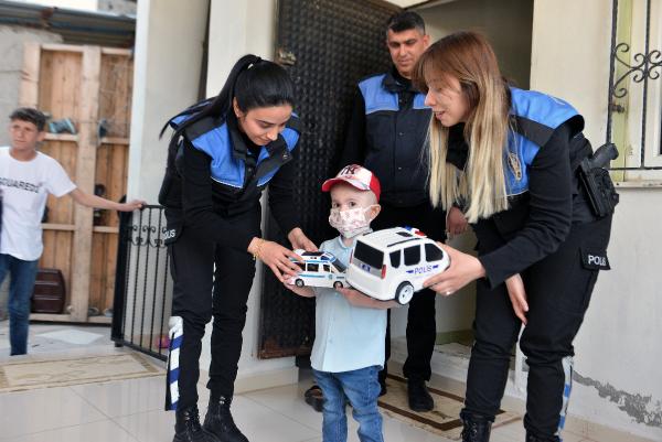 Hasta yatağında, sokaktan her geçen polise el sallayan Bilal'e sürpriz ziyaret