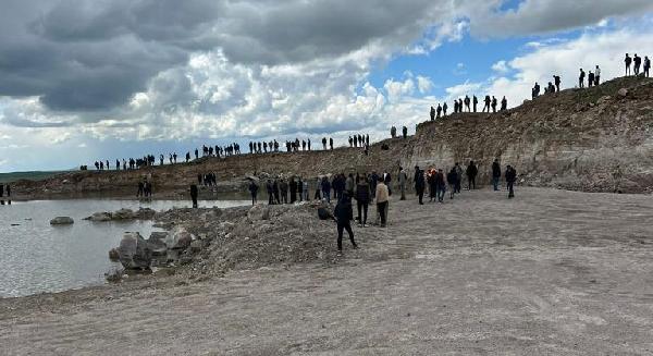 İneği kurtarmak isterken gölete düşen Enes, öldü