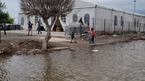 İskenderun'da deniz yükseldi; rögarlardan taşan su sokaklara doldu