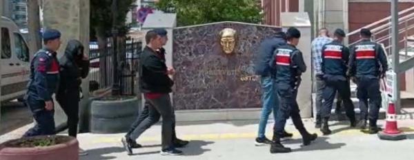 'Jandarmayız' diyerek emekli öğretmeni dolandıran 4 şüpheli yakalandı