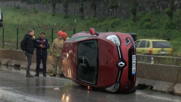Kartal'da su birikintisine giren otomobil devrildi  