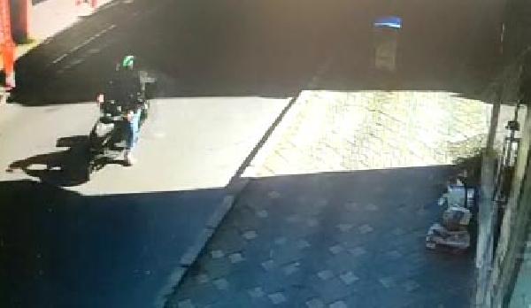 Kendini kurye olarak tanıtıp kapıyı açanı öldürdü; kaçış anı kamerada