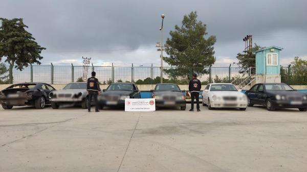 Kilis'te 10 milyon lira değerinde kaçak otomobil ile yedek parçaları ele geçirildi
