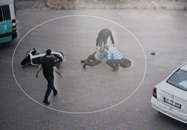 Motosikletin çarptığı yaya yaralandı; o anlar kamerada
