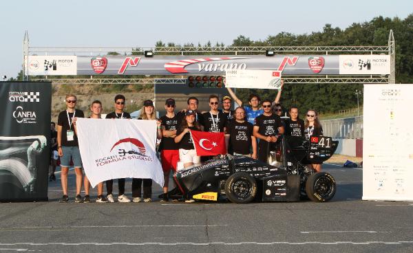 Öğrencilerden 100 kilometreye 3 saniyede ulaşan elektrikli formula aracı