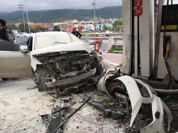 Otomobil akaryakıt istasyonuna daldı