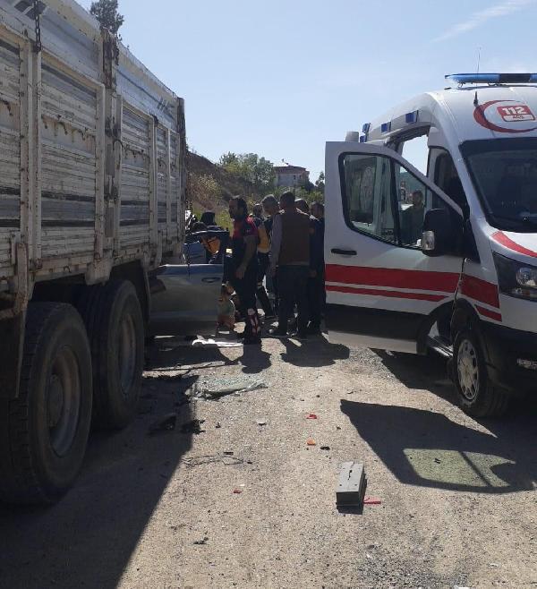 Otomobil, park halindeki kamyona arkadan çarptı; 5 yaralı