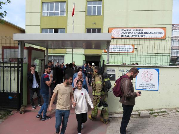 (Özel)-Üsküdar'da oy verme sırasında yangın paniği