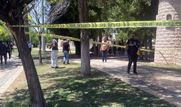 Parkta kalbinden bıçaklandı