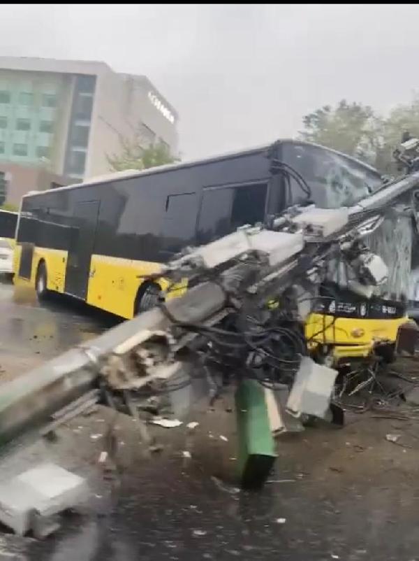 Sarıyer'de İETT otobüsü önce direğe ardından otomobile çarptı