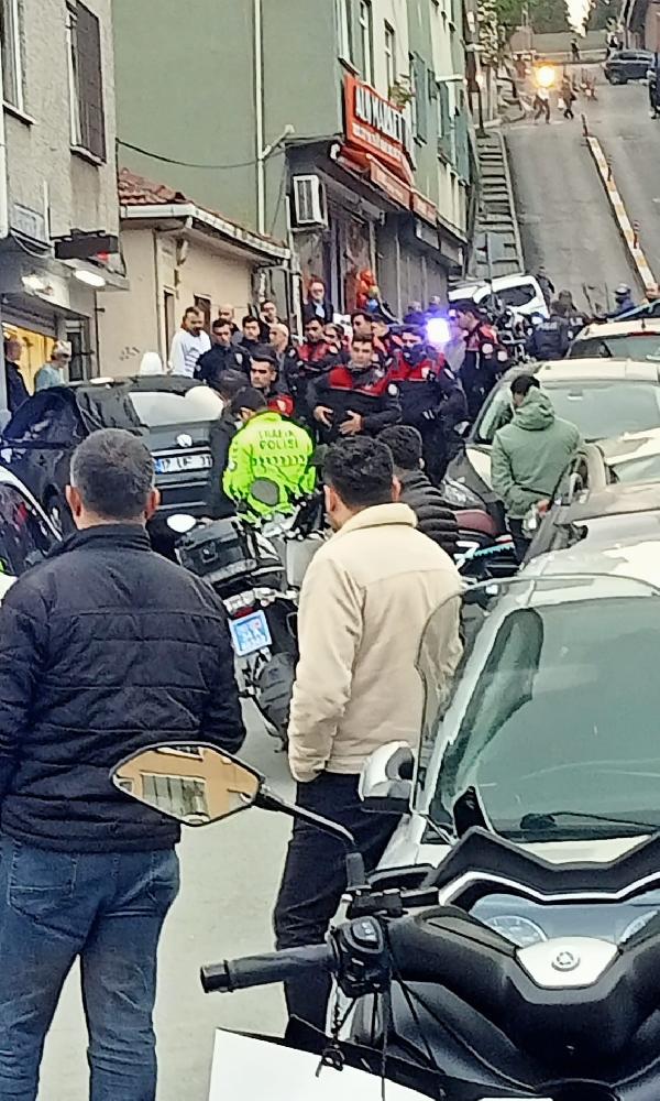 Şişli'de polisten kaçan şüphelinin kullandığı otomobil yayalara çarptı: 1'i ağır 3 yaralı