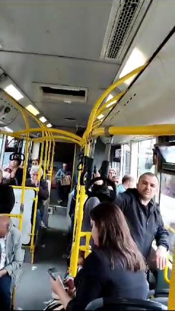 Üsküdar'da 'babamı duraktan niye almadın' diyerek otobüsün önünü kesti