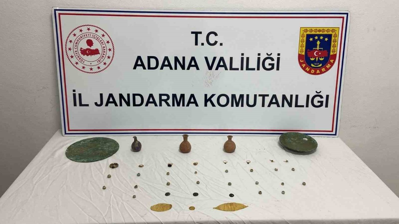 Adana’da bir araçta 38 tarihi eser ele geçirildi