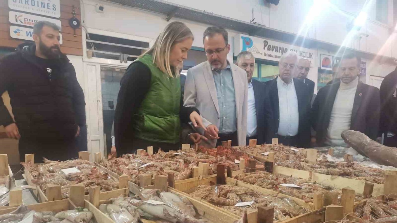 Bakan Kasapoğlu balıkçı esnafıyla bir araya geldi