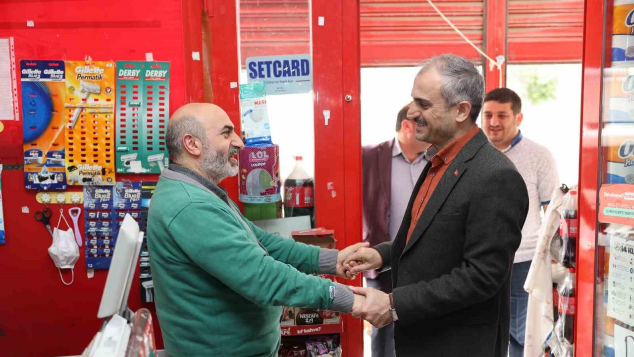 Başkan Çiftçi, hem esnafın taleplerini dinliyor hem de yapılan projeleri anlatıyor