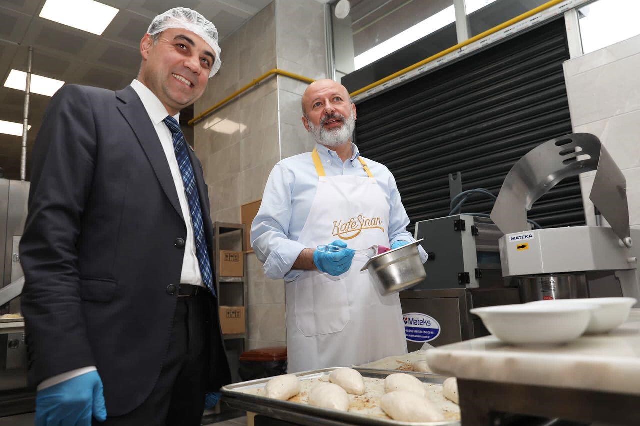 Başkan Çolakbayrakdar, glütensiz yağlama ve ekmek pişirdi