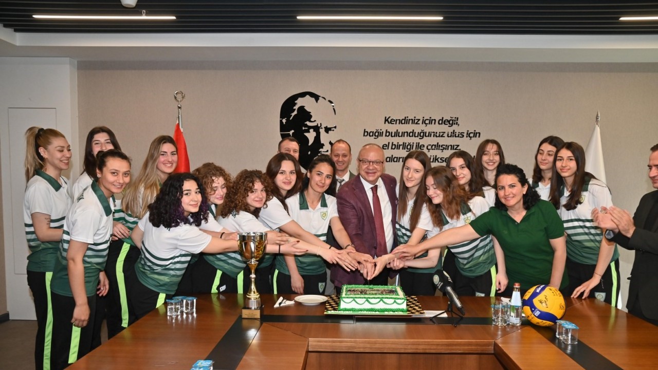 Başkan Ergün, şampiyon olan voleybolcularla buluştu