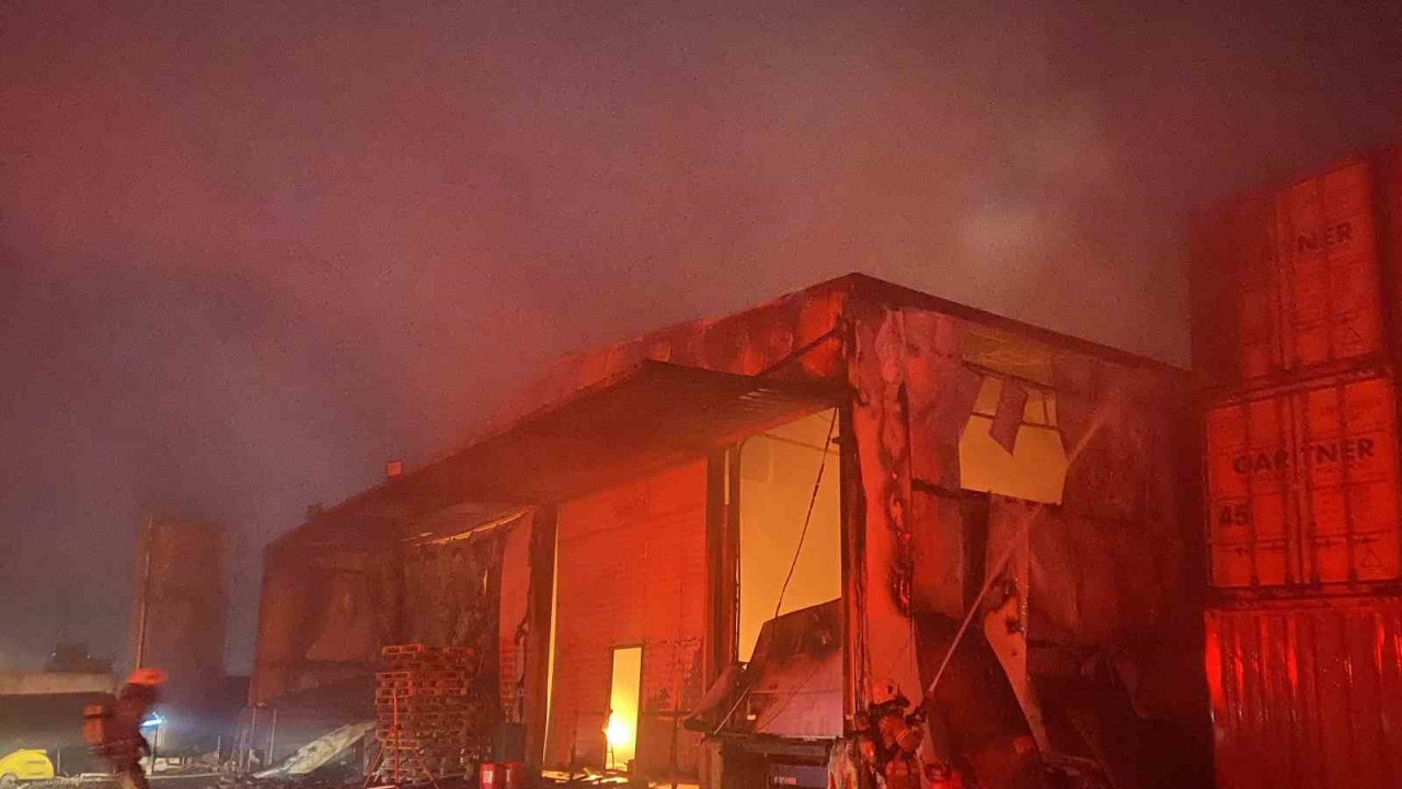 Büyükçekmece’de lojistik deposunda yangın