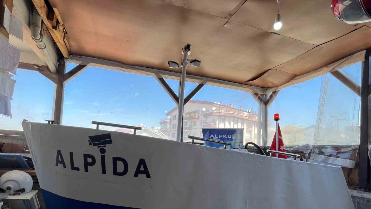 Evinin terasında İHA yapan Alper, şimdi de insansız deniz aracı yaptı